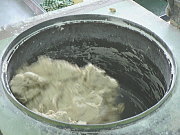 グルテンに小麦をまぜる機械の写真